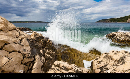 Die Meereswelle bricht an den Felsen der Küste. Insel Hvar, Kroatien. Europa. Stockfoto