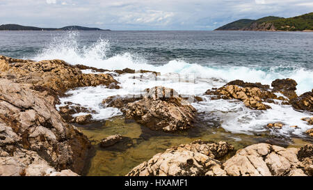 Wellen, felsige Küste. Adria. Insel Hvar, Kroatien. Europa. Stockfoto