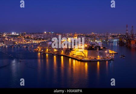 Die Nachtansicht in blaue Stunde der Grand Harbor und Senglea Halbinsel von Valletta, Malta Stockfoto