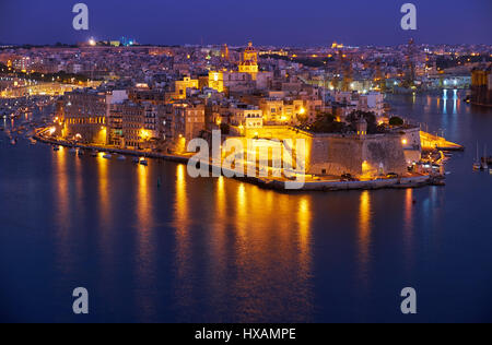 Die Nachtansicht in blaue Stunde der Grand Harbor und Senglea Halbinsel von Valletta, Malta Stockfoto