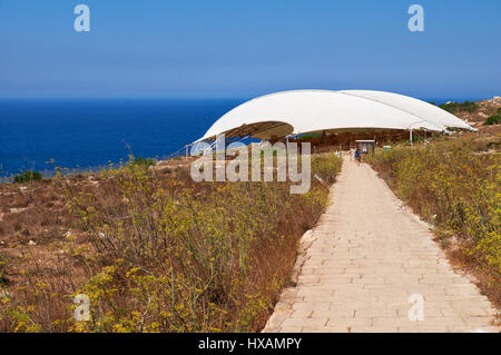 Die Pflasterstraße, die megalithischen Tempel von Mnajdra fallenden schützende Zelt. Malta Stockfoto