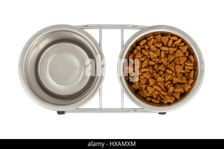 Zwei Metall-Schalen für Hunde und Katzen auf einem Ständer. Ansicht von oben. Eine Schüssel wird mit Futter, die zweite - mit Wasser gefüllt. Stockfoto