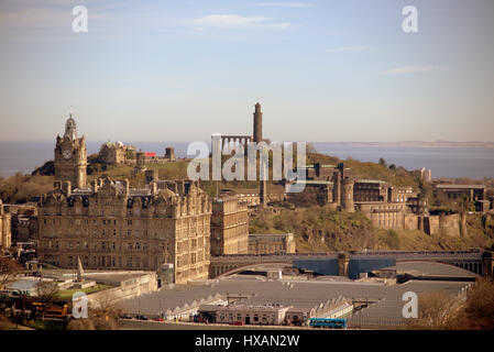 Panoramablick auf Calton hill Om einen sonnigen Tag mit Waverley Station im Vordergrund Stockfoto