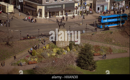 Das Royal Scots Greys Monument von oben Luftaufnahme des Princes street gardens Stockfoto