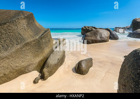 Seelandschaft mit großen Granitfelsen und blauen Sommerhimmel. Carana Strandblick der Seychellen. Stockfoto