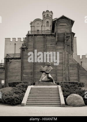 Kiew, Ukraine - 25. März 2017: Golden Gate und Denkmal von Fürst Jaroslav in Kiew, Ukraine. Schwarz / weiß Fotografie. Sepia getönt. Stockfoto