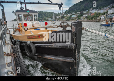 Schlepper-Hauley, die den Auto Fähre Ponton zwischen Kingswear und Dartmouth über den Fluss Dart zieht. Stockfoto