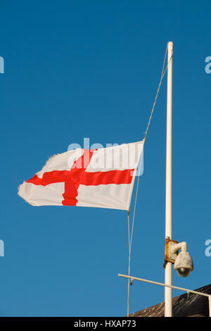 England Flagge vor einem blauen Himmel Stockfoto
