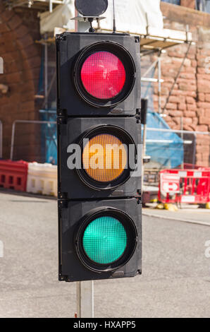 Verwirrende Ampeln, die alle gleichzeitig rot gelb und grün leuchten, können für Konzepte verwendet werden, die gemischte Meldungen mit Unentschlossenheit anzeigen Stockfoto