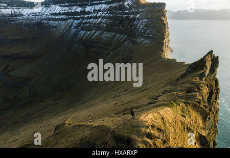 Hohen Klippen an der Nordküste der Insel Kalsoy. Färöer Inseln Stockfoto