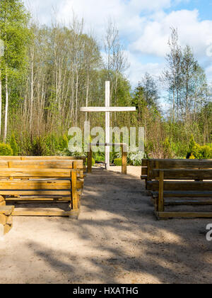 Öffnen Sie eine Kirche in Lettland mit grossen Kreuz Stockfoto