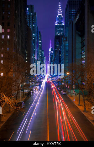 USA. New York City. Nachtbeleuchtung und Verkehr auf der 42nd street Stockfoto