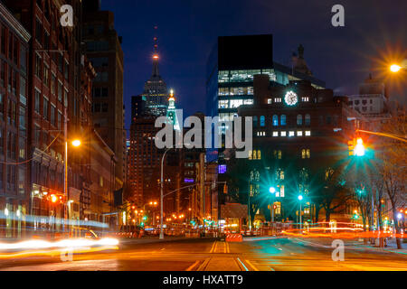 USA. New York City. Manhattan. Cooper Square. Nachtverkehr Stockfoto