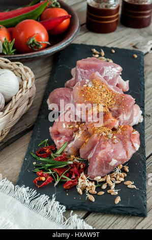 Schweinefilet mit Knoblauch, Paprika, Rosmarin trocken, bereit zum Kochen Stockfoto