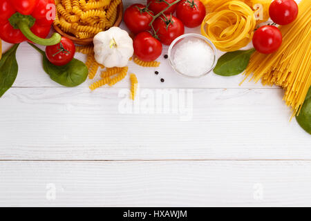 Rohe italienische Pasta und Zutaten Zusammensetzung auf weißen Holzbrett, Ansicht von oben Stockfoto