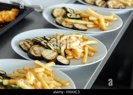 Gemüse mit Pommes Frites auf dem Tisch aufgeschnitten Stockfoto