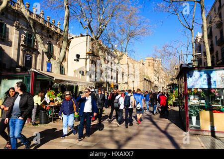Menschenmassen, die zu Fuß durch La Rambla, Barcelona, Katalonien, Spanien Stockfoto
