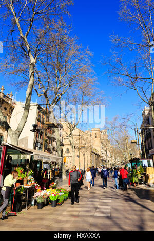 Menschenmassen, die zu Fuß durch La Rambla, Barcelona, Katalonien, Spanien Stockfoto