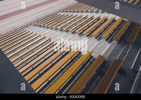Weitwinkelaufnahme der Sitzreihen aus Holz gelb Stadion von oben gesehen Stockfoto