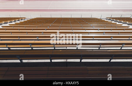 Weitwinkelaufnahme des symmetrischen Sitzreihen aus Holz gelb Stadion von hinten gesehen Stockfoto