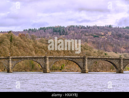 Die alte Brücke bei Dunkeld, die über den Tay ausgeführt wird. Stockfoto