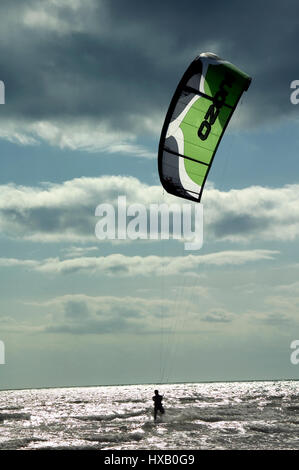 Kite-Surfen, Tyrella Strand, Nordirland Stockfoto