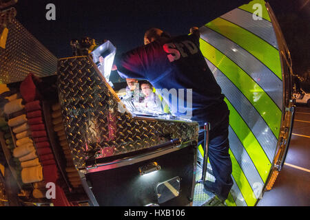 Schleuder Feuerwehr Fire Safety Nacht Feuerwehrauto Stockfoto