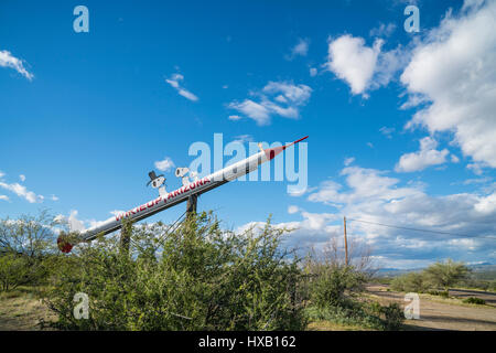 Snoopy und seine Freunde Cartoon (aus der Peanuts-Comic-Strip) sitzen auf eine weiße Rakete begrüßen die Besucher nach Wikieup, Arizona. Stockfoto
