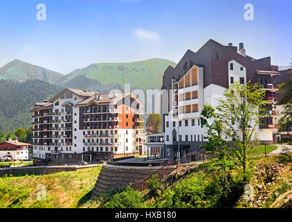 Mountain Resort: wunderschöne mehrstöckige Gebäude, das komfortable Hotel befindet sich am Fuße des Berges. Stockfoto