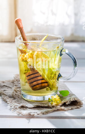 Frische Linden Tee mit Honig auf alten Holztisch Stockfoto