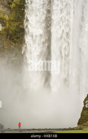 Einzelne Person stand in der Nähe Skogafoss Wasserfall, Island Stockfoto