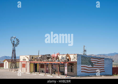 Mikes Außenposten & Salon befindet sich auf der historischen Route 66 am Mile Marker 72. Es ist sehr ungewöhnliche Außendekorationen. Stockfoto