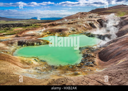 Türkis Teich auf einem vulkanischen Berg in Island Stockfoto