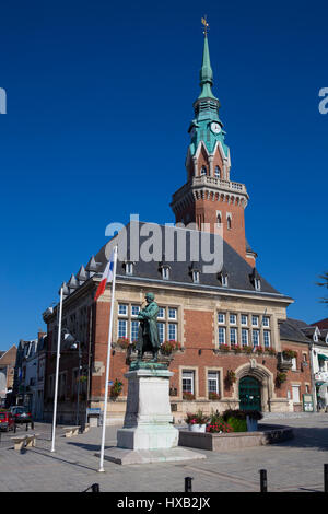 Das Rathaus und Statue von Louis Faidherbe in Bapaume, Frankreich Stockfoto