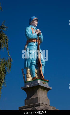 Beli Kriegerdenkmal auf dem Kreisverkehr an der Kreuzung der D57 und D75, Servins, Frankreich Stockfoto