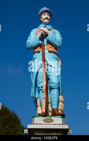 Servins Kriegerdenkmal auf dem Kreisverkehr an der Kreuzung der D57 und D75, Servins, Frankreich Stockfoto