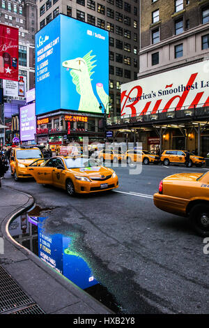New York, New York, 5. November 2014.  Belebte Straße im Berufsverkehr View von Seventh Avenue in der Nähe von Madison Square Garden in New York City mit Abend l Stockfoto