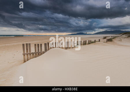 Himmel vor Sturm am Strand Meer in Tarifa, Spanien Stockfoto