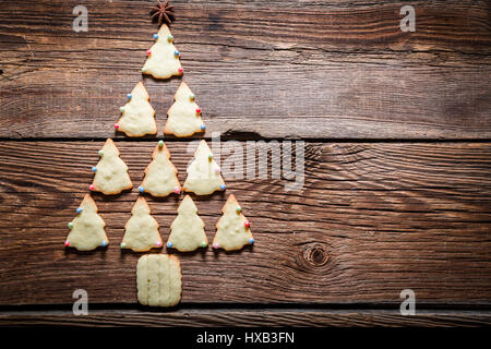 Frisch gebackene Weihnachtsbaum angeordnet mit cookies Stockfoto