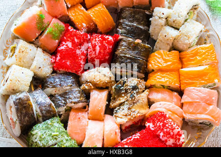 Große Rolle setzt auf einen großen Teller zu Hause. Stockfoto