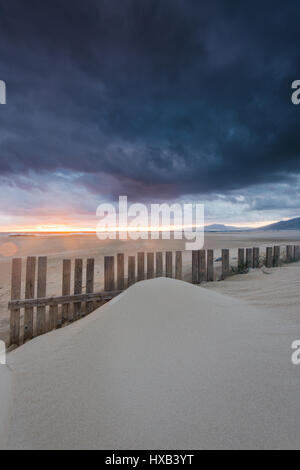 dramatischen Sonnenuntergang und Gewitterwolken über Strand in Tarifa, Spanien berühmten Surfspot bekannt für seine Winde. Stockfoto