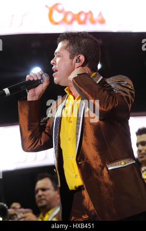 Sänger Jorge Medina (l) von La Arrolladora Banda el Limón führt auf Univision Radio 2014 Uforia Musikfestival im Exposition Park am 16. August 2014 in Los Angeles, Kalifornien. Stockfoto