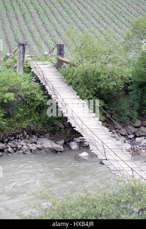 Kabel-Brücke über den Pitiao-Fluss führt zu Acker Stockfoto
