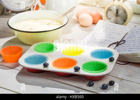 Backen frische Muffins mit Heidelbeeren auf alten Holztisch Stockfoto