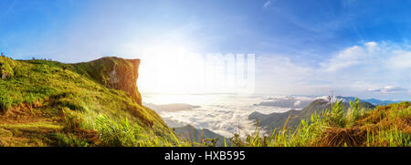 Schöne Panorama-Landschaft Natur des Sonnenaufgangs am Spitzberg mit Sonne Wolke Nebel und hellen Farben des Himmels im Winter bei Phu Chi Fa Forest Park Stockfoto