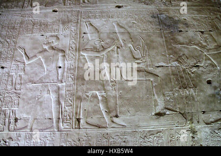 Pharao Seti l hält ein Räuchergefäß, Osiris in Abydos Tempel Stockfoto