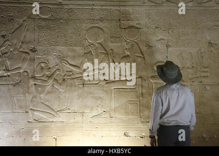 Reisende in die Gedenkstätte Tempel von Sethos l bei Abydos Stockfoto