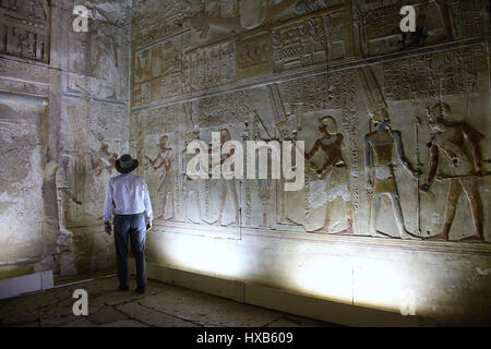 Traveller bei einer Kapelle Amun im Tempel von Sethos l in Abydos Stockfoto