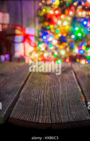 Weihnachten Hintergrund mit alten Holztisch, leichte Bokeh und Geschenke. Stockfoto