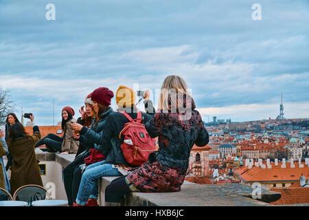 Genießen Sie die tolle Aussicht über Prag von der Burg - Prag / Tschechien - 20. März 2017 Stockfoto